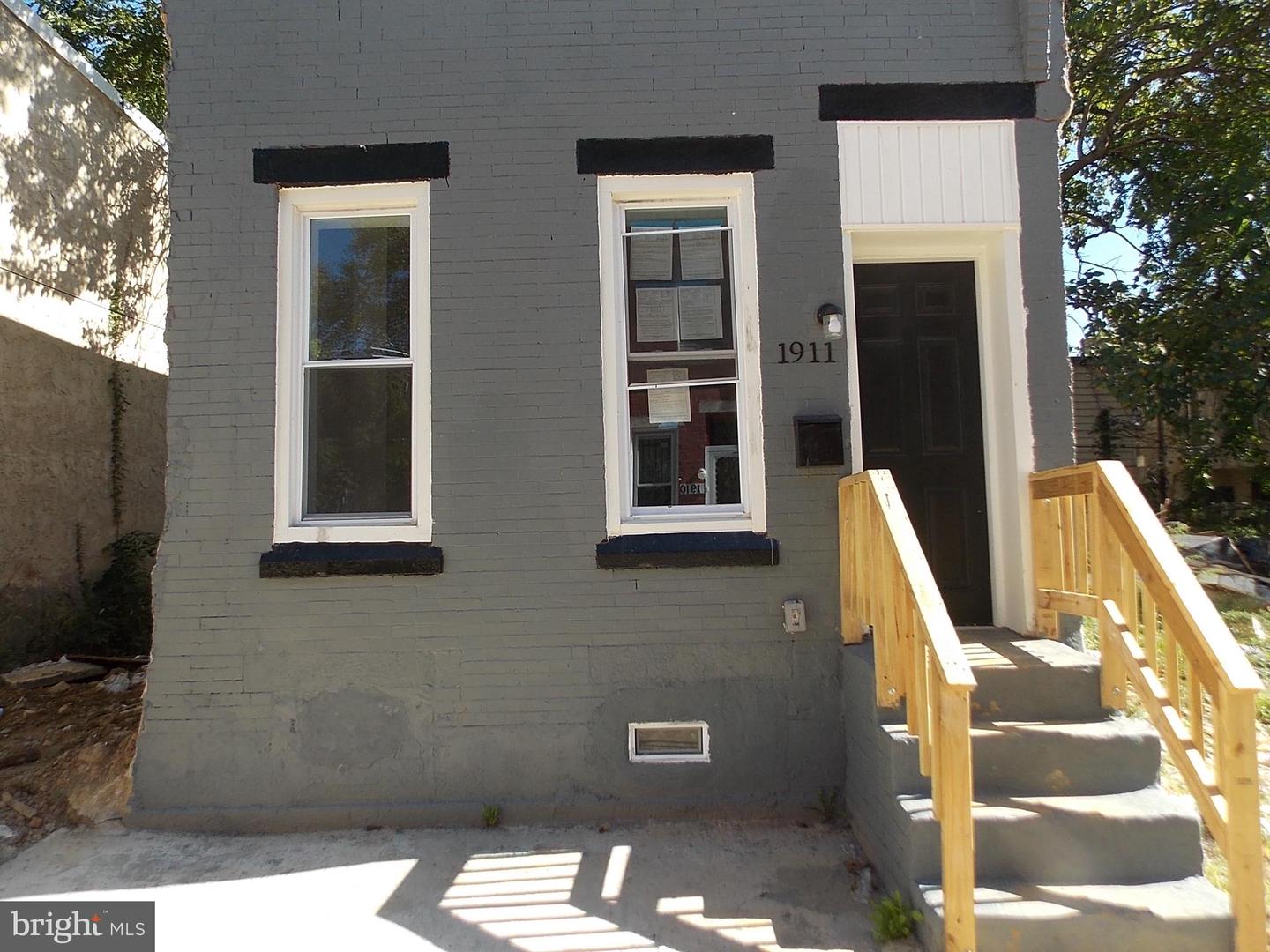 1911 N Taylor St Property Photo 1