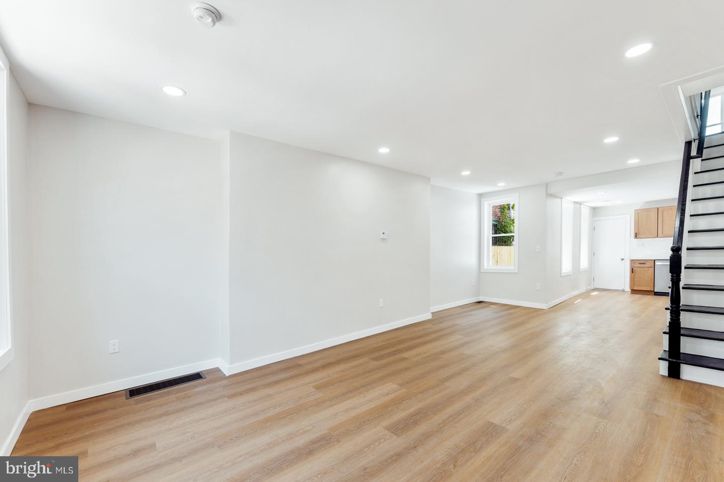 1736 N Lecount St Property Photo 6