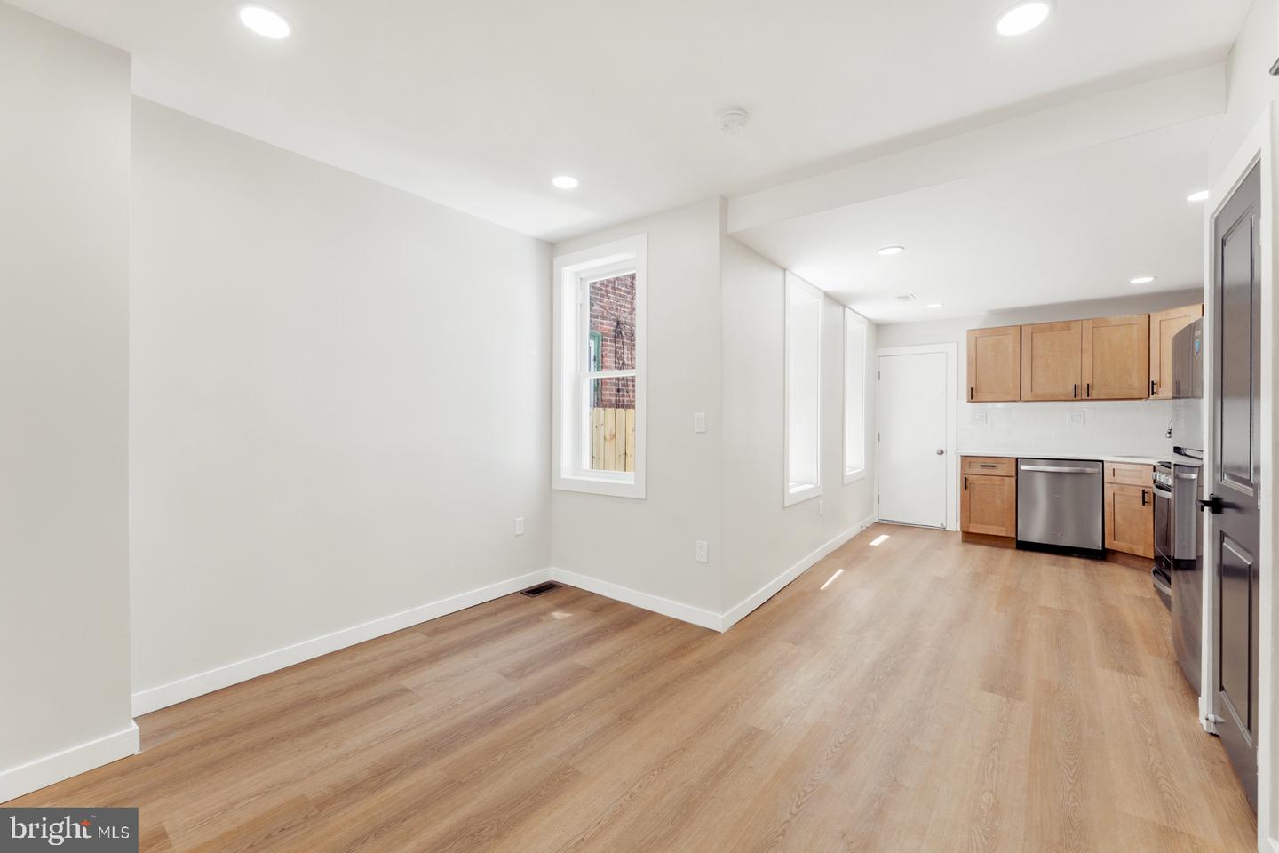1736 N Lecount St Property Photo 9