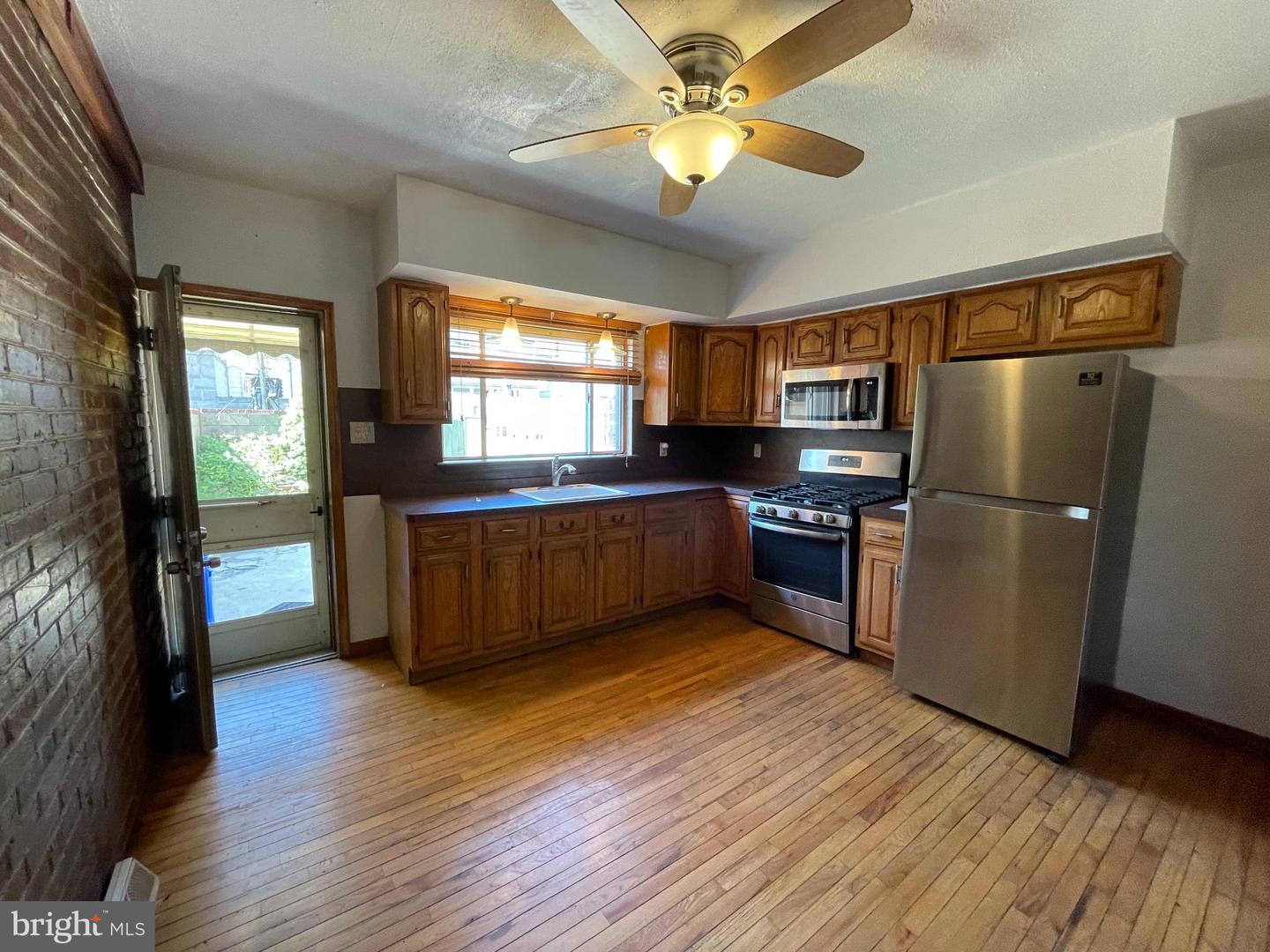344 Wolf St Property Photo 4