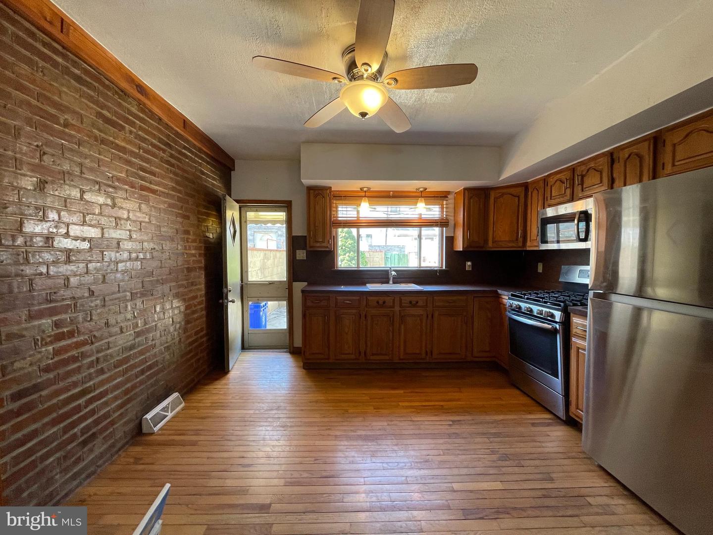 344 Wolf St Property Photo 6