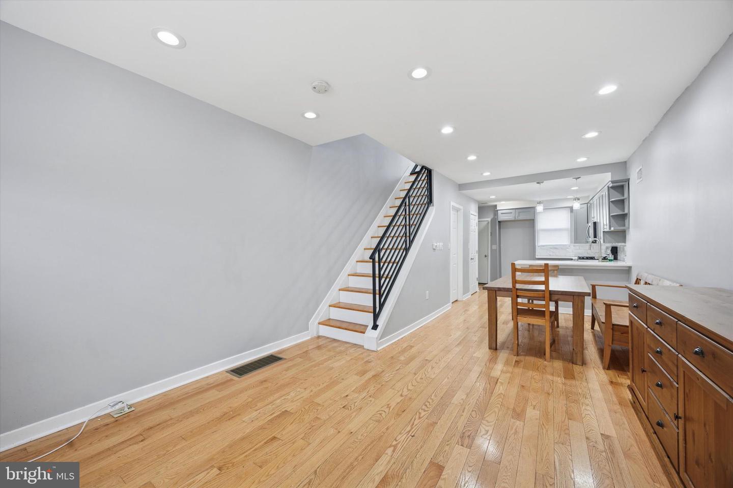 2036 N Darien St Property Photo 3
