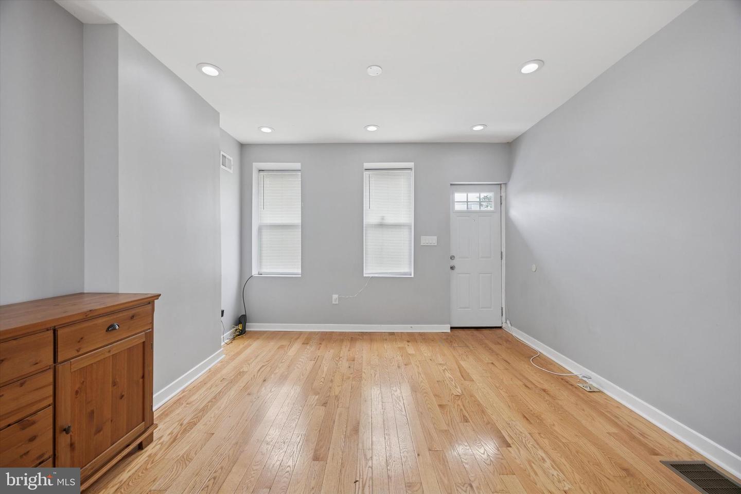 2036 N Darien St Property Photo 4