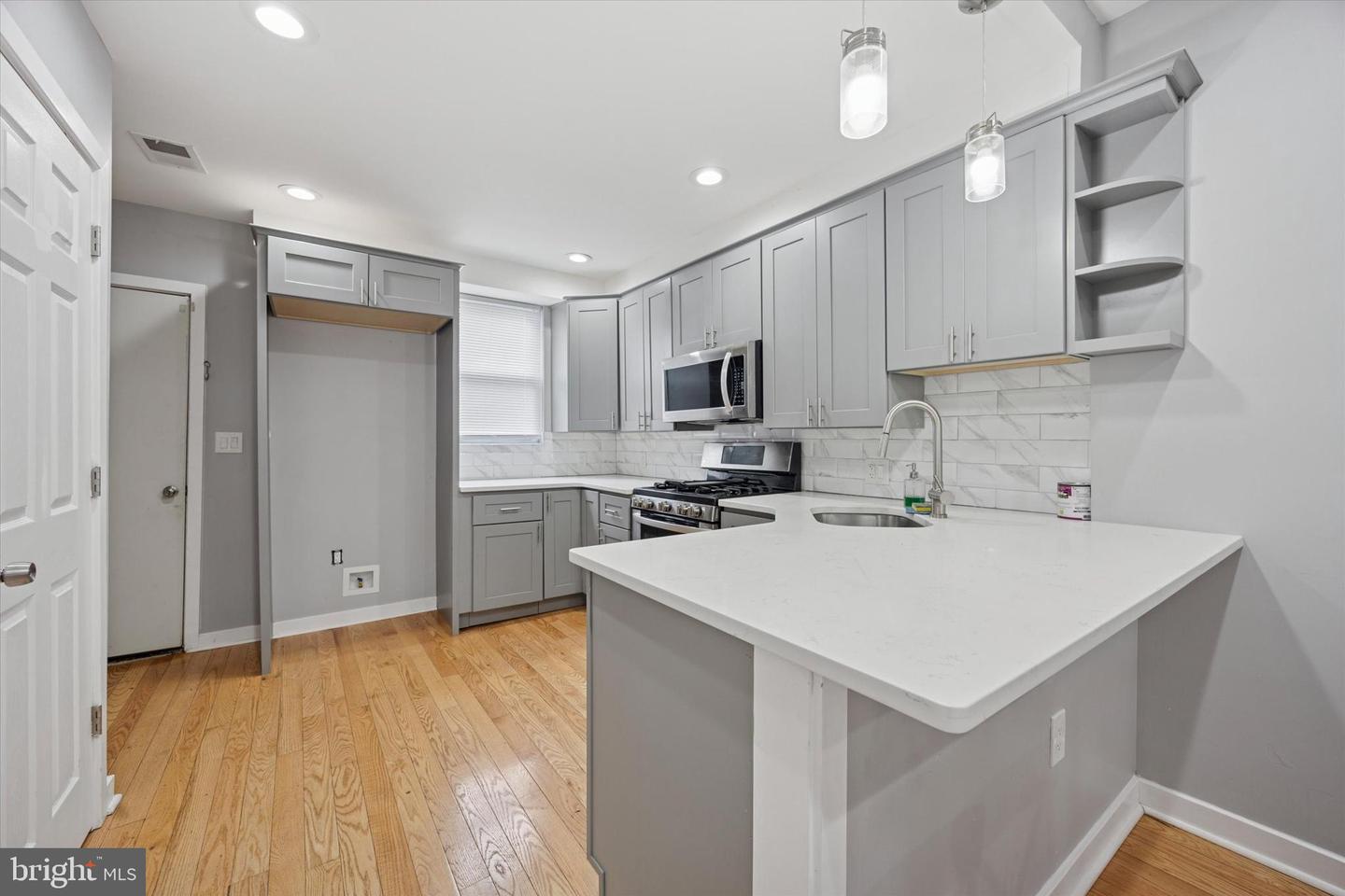 2036 N Darien St Property Photo 6