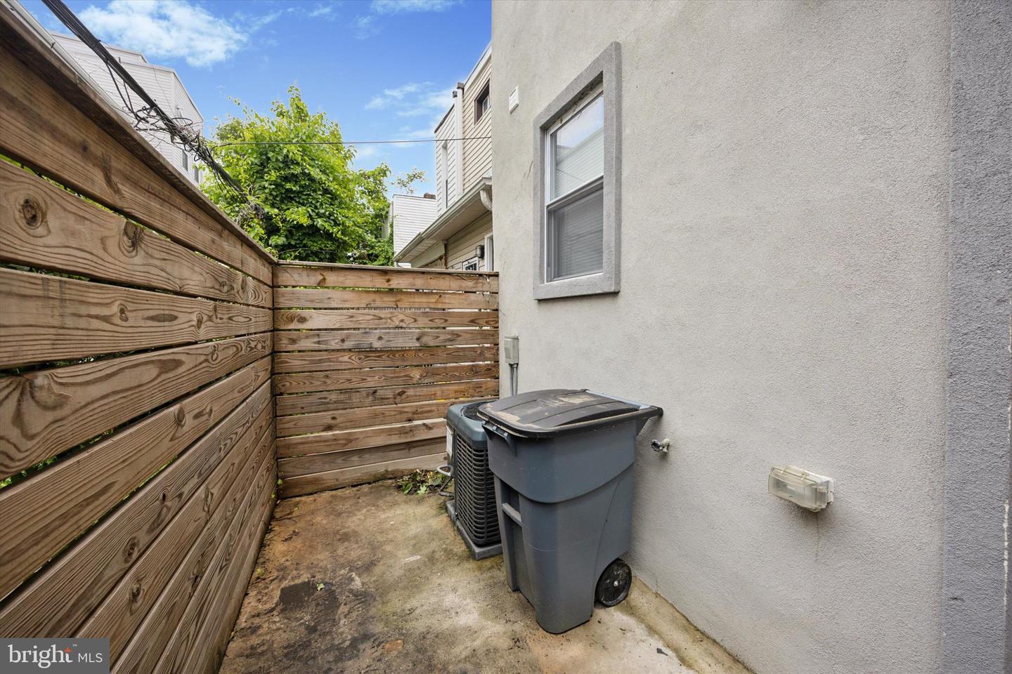 2036 N Darien St Property Photo 15