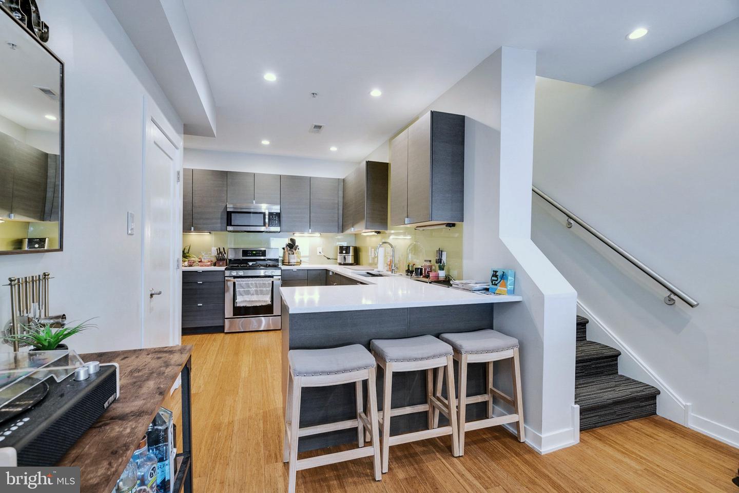 1637 Carpenter St Property Photo 17