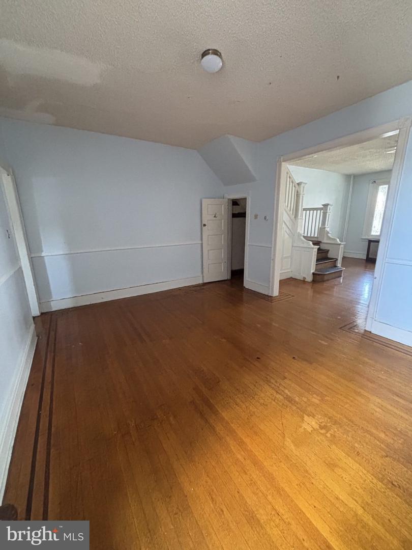 4636 Oakland St Property Photo 3