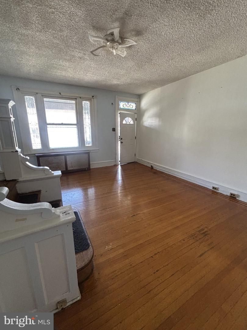 4636 Oakland St Property Photo 4