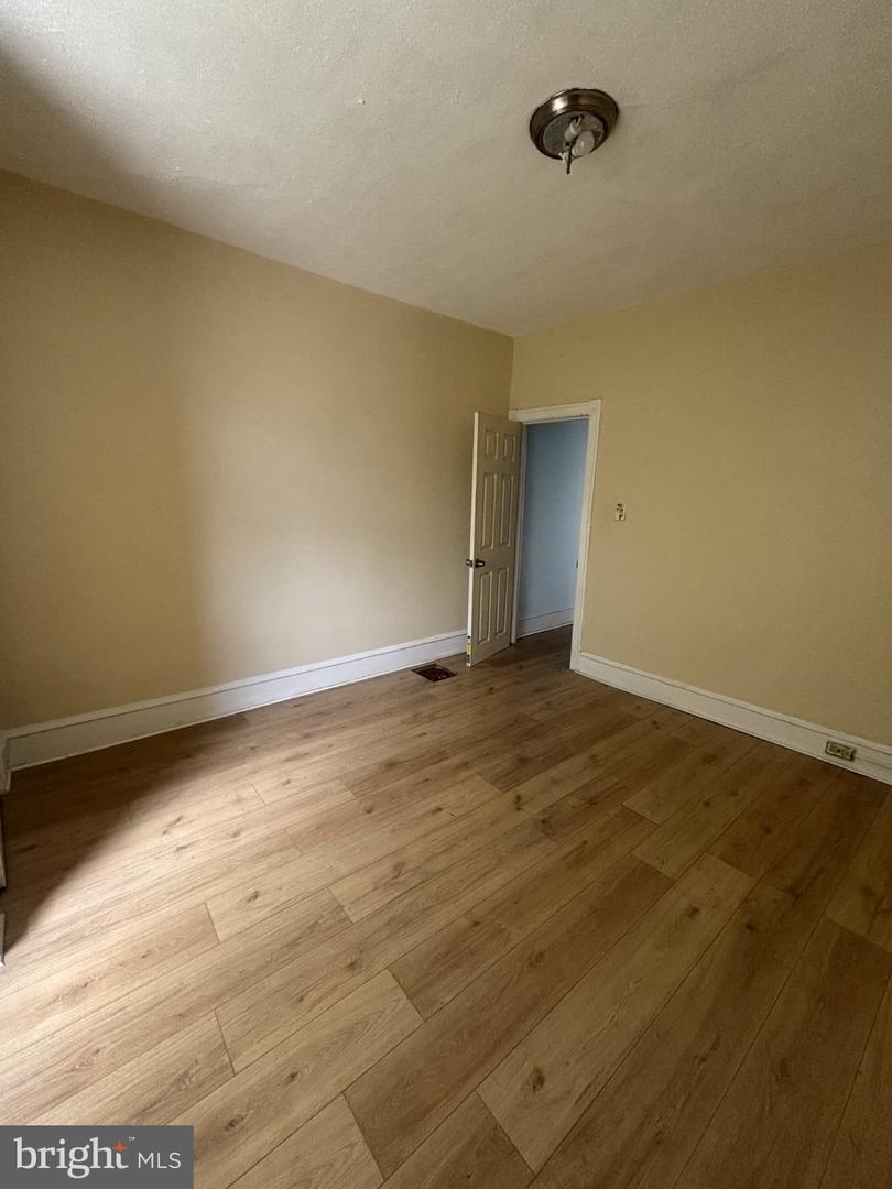 4636 Oakland St Property Photo 7