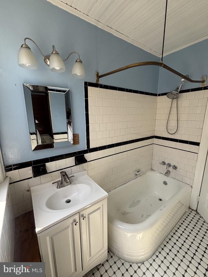 4636 Oakland St Property Photo 12