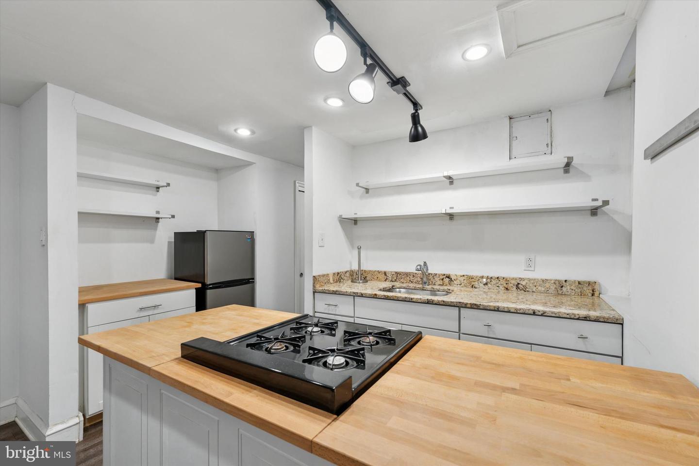 240 S 13th St #b Property Photo 5