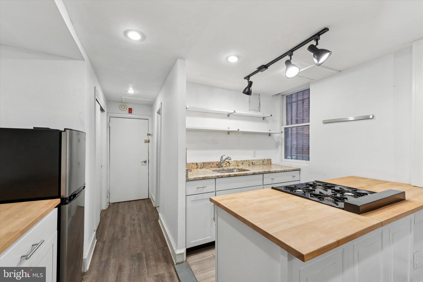 240 S 13th St #b Property Photo 6