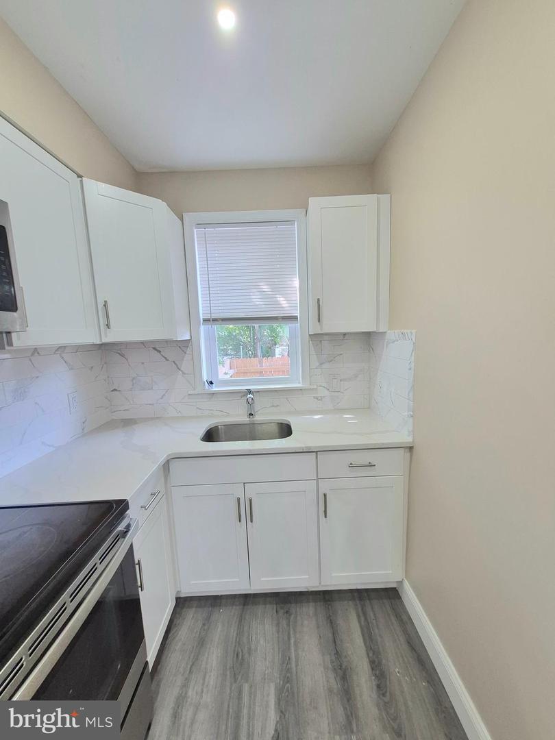 6136 Walker St Property Photo 7