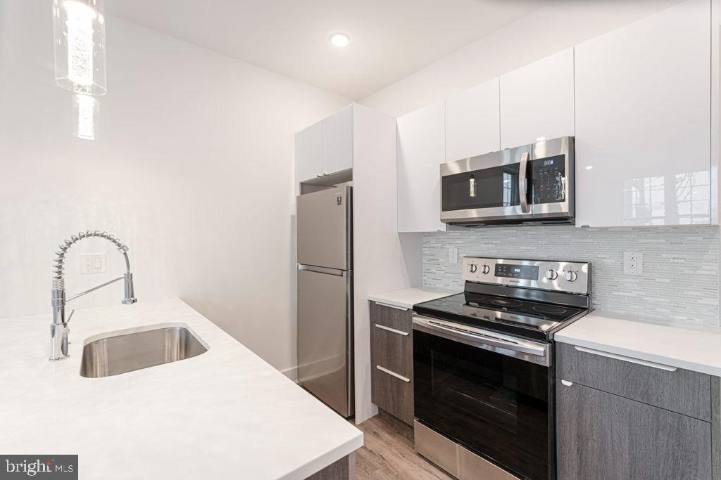 2623 Christian St #unit 301 Property Photo 4