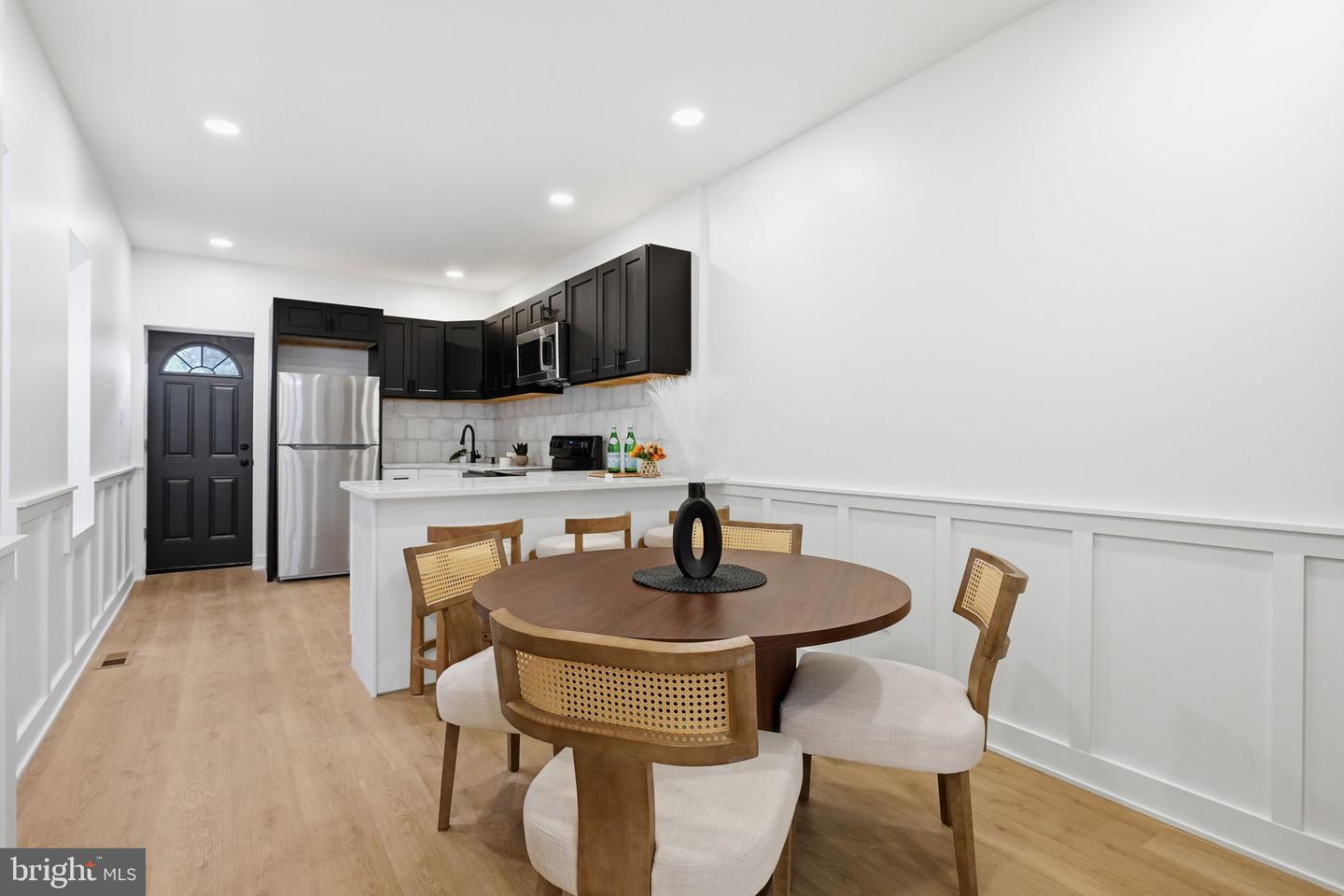 5430 Addison St Property Photo 14