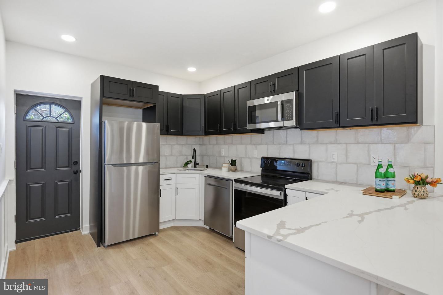 5430 Addison St Property Photo 19