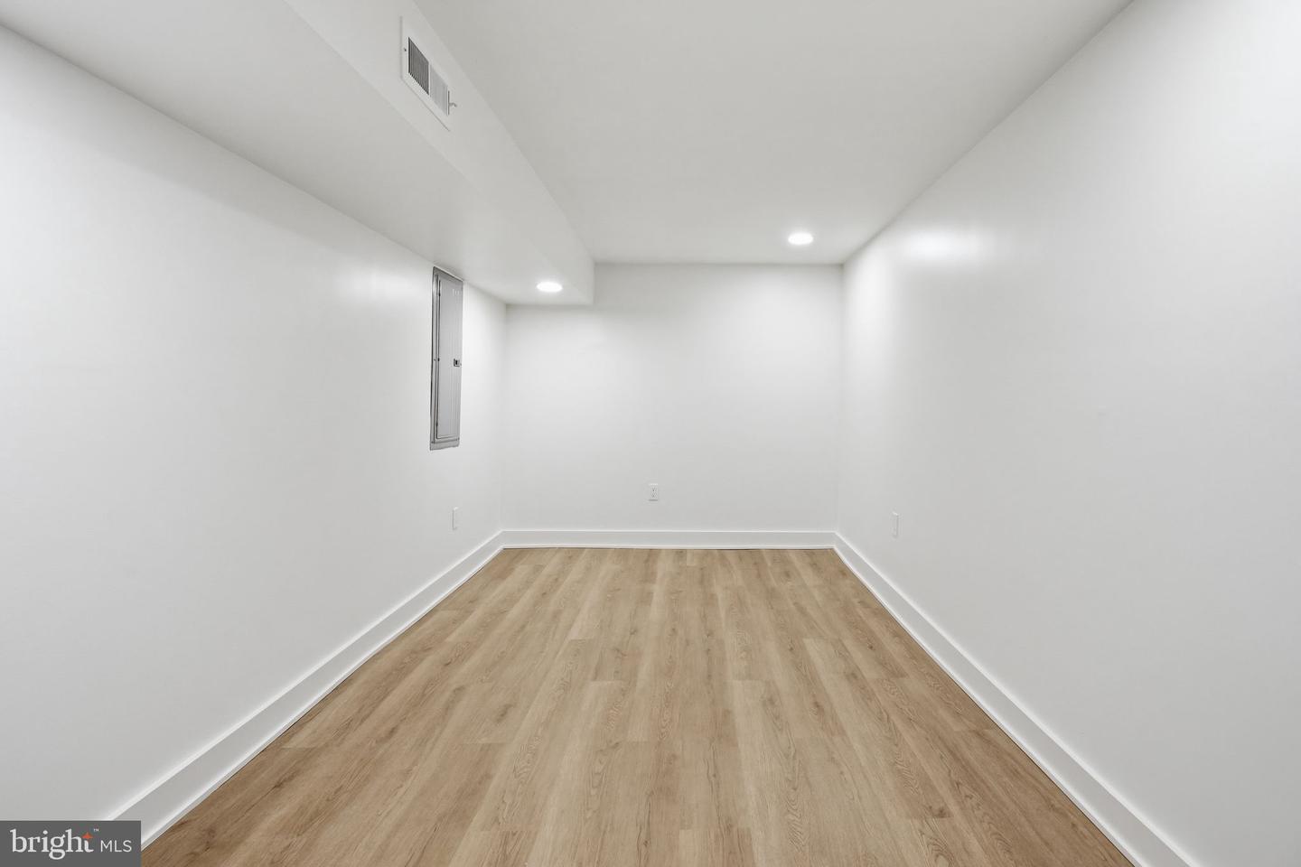 5430 Addison St Property Photo 24