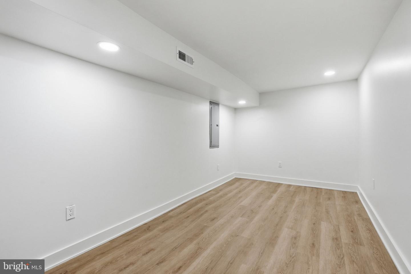 5430 Addison St Property Photo 25