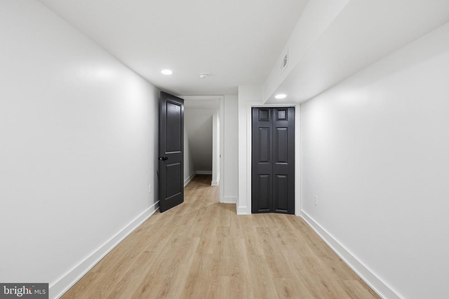 5430 Addison St Property Photo 26