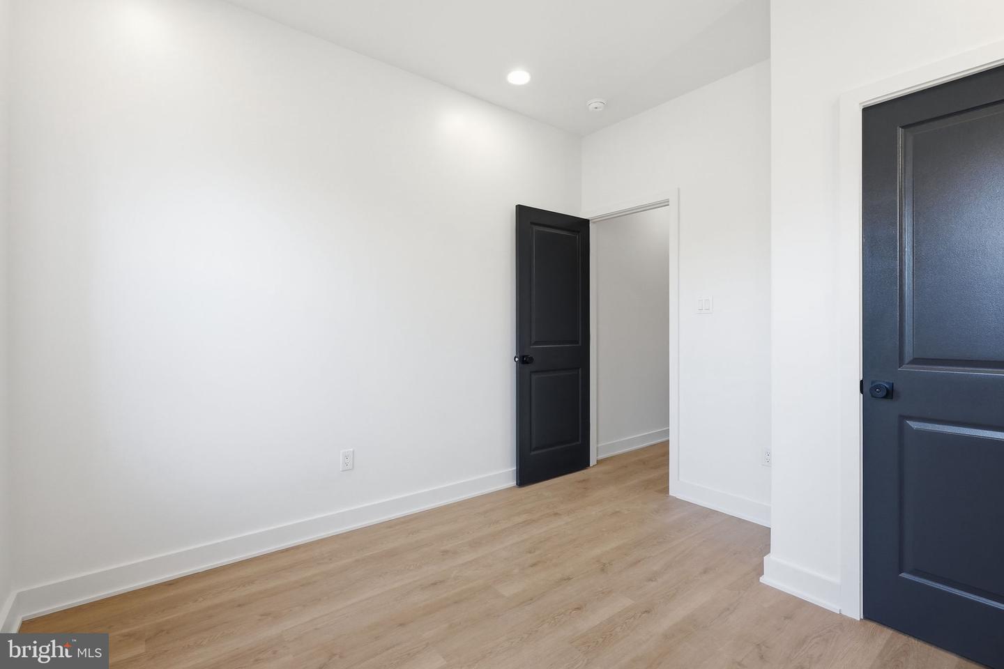 5430 Addison St Property Photo 34