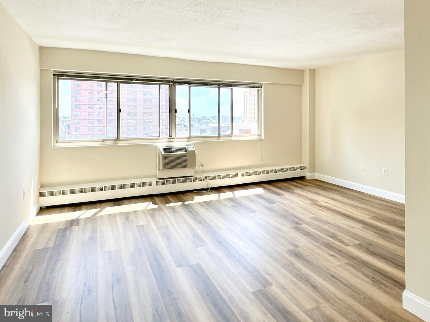 2101-17 CHESTNUT ST #809 Property Photo 1