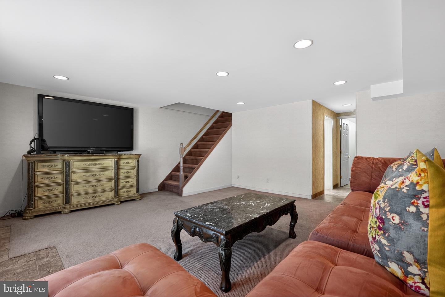327 Nandina St Property Photo 4
