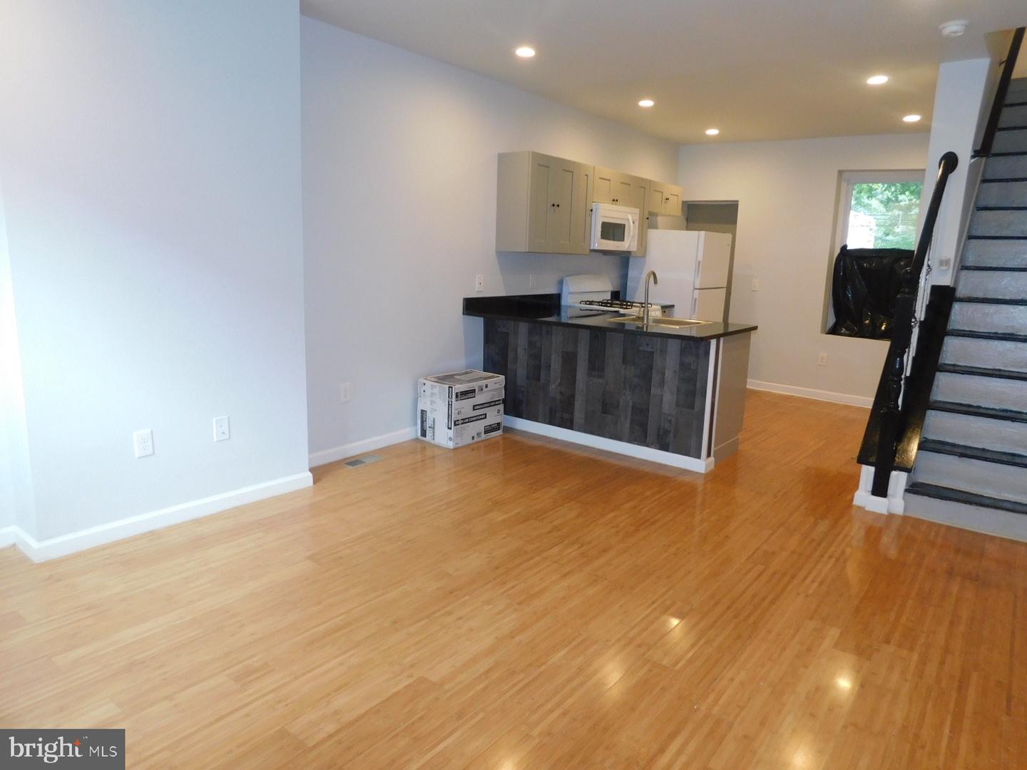2120 N Dover St Property Photo 2