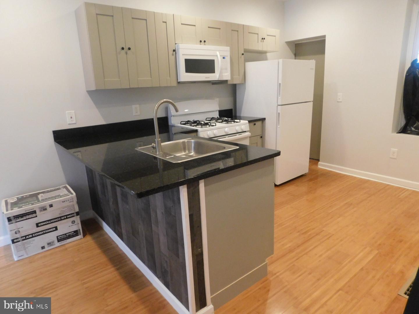 2120 N Dover St Property Photo 3