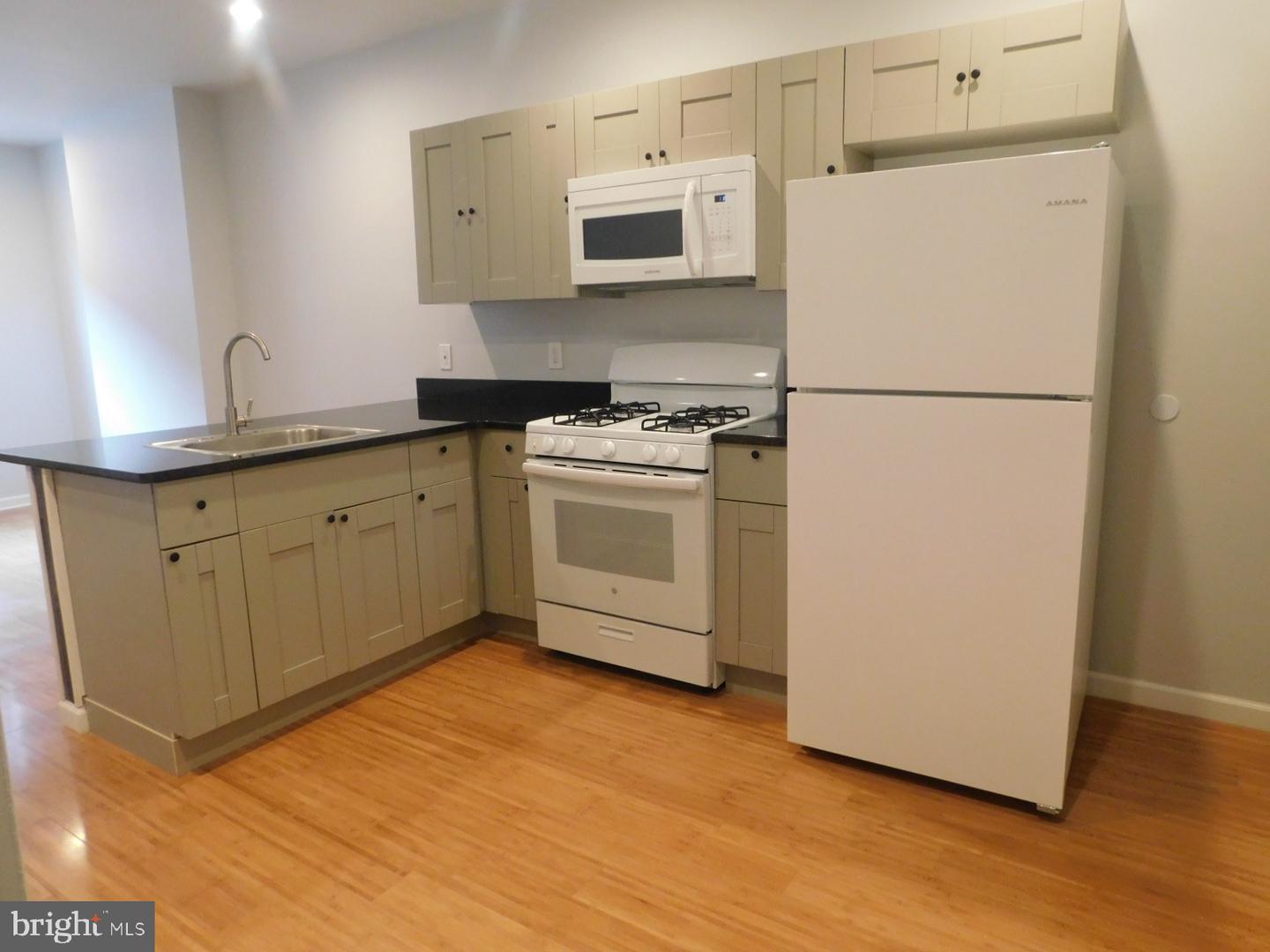 2120 N Dover St Property Photo 4