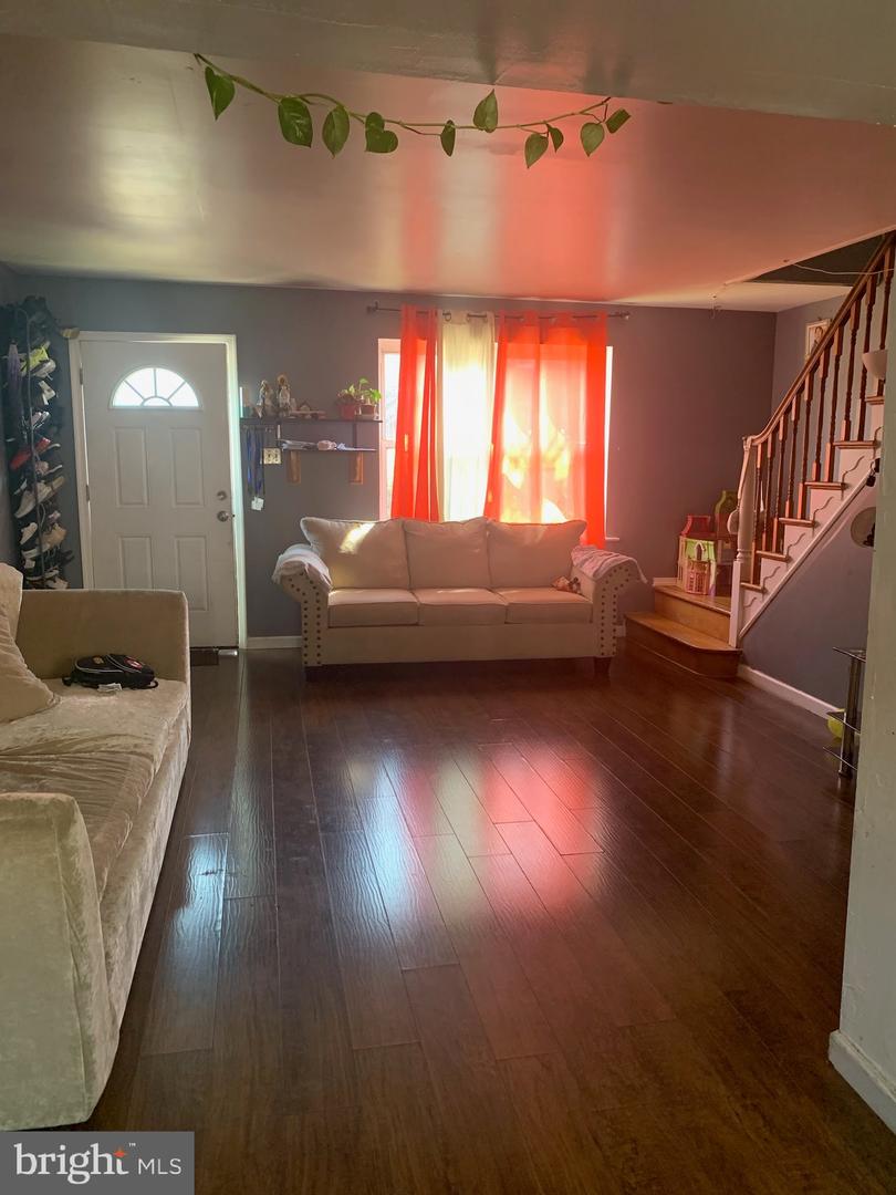 1465 Creston St Property Photo 2