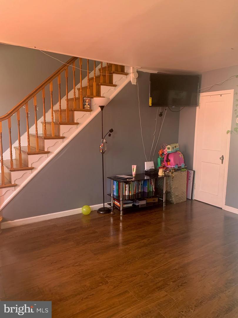 1465 Creston St Property Photo 4