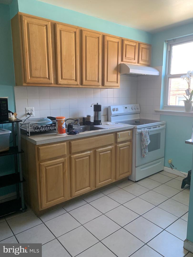 1465 Creston St Property Photo 8