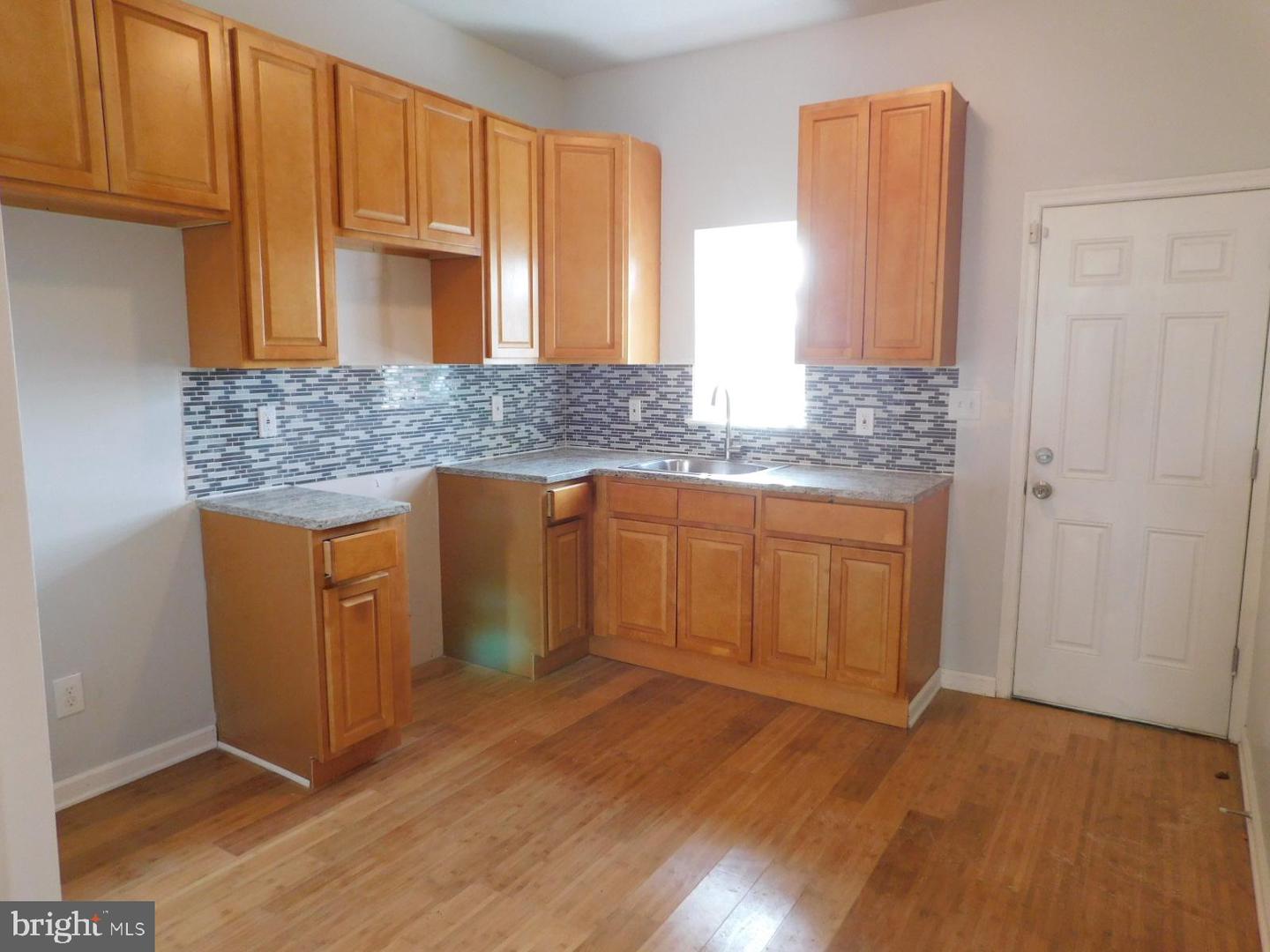 3038 Clifford St Property Photo 3