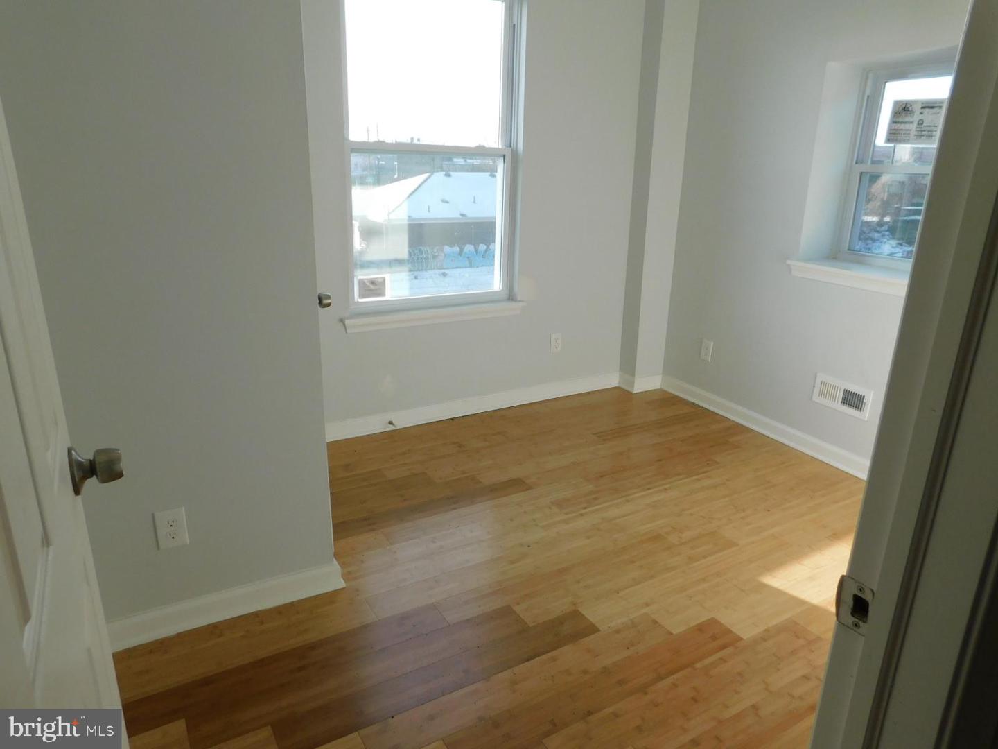 3038 Clifford St Property Photo 5