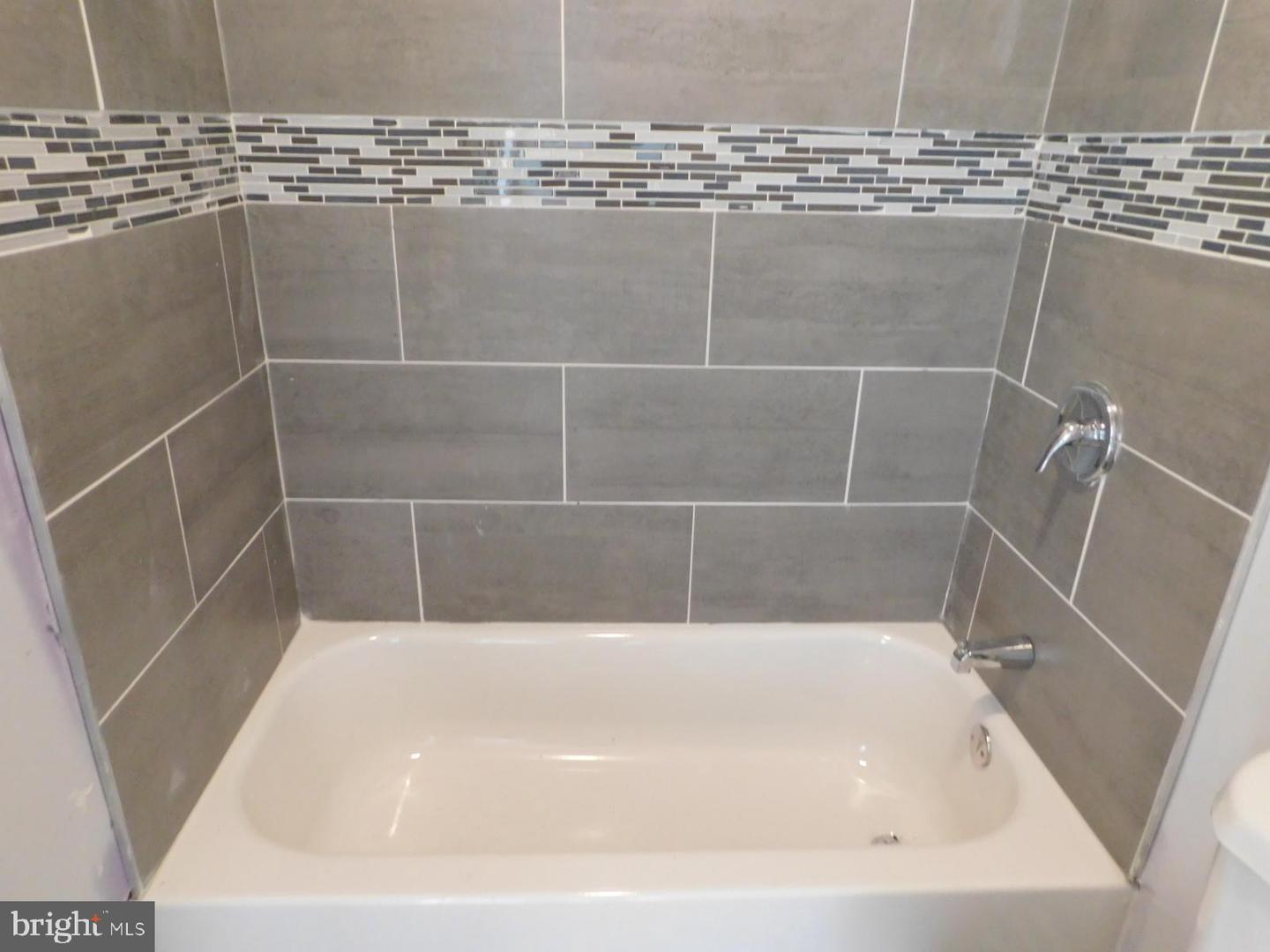 3038 Clifford St Property Photo 6