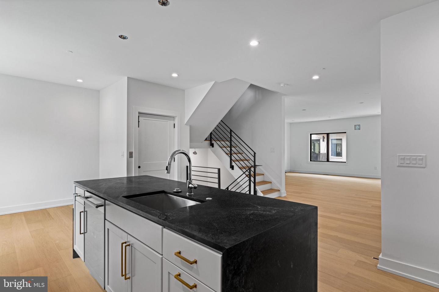 706 Latona St #g Property Photo 7