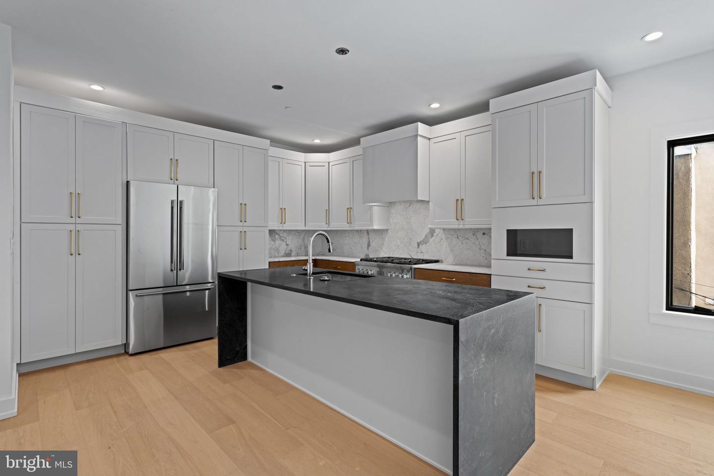 706 Latona St #g Property Photo 8