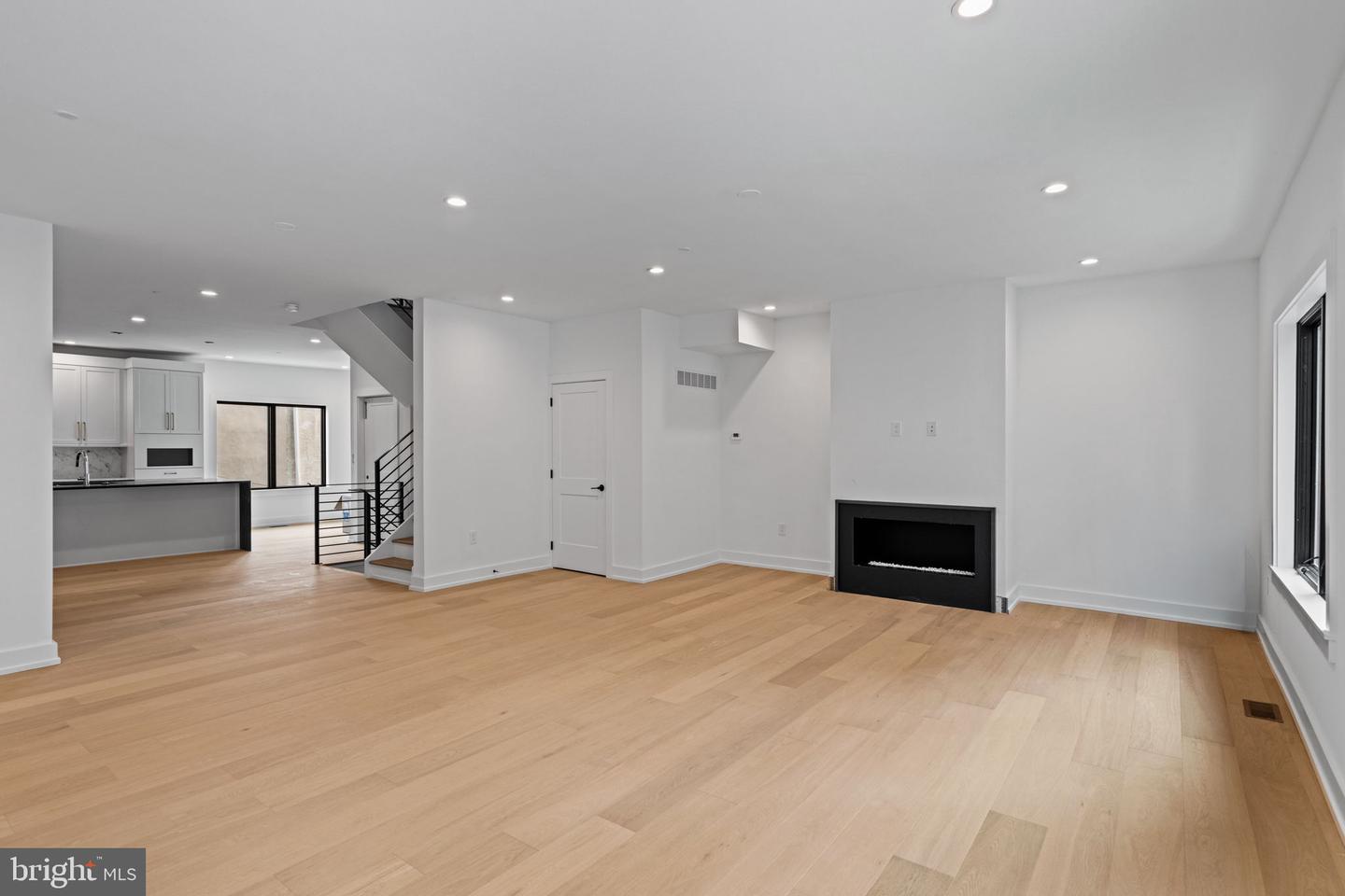 706 Latona St #g Property Photo 10