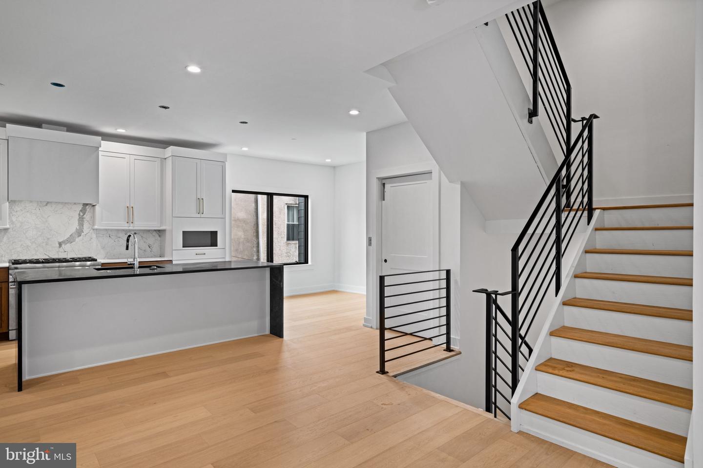 706 Latona St #g Property Photo 12