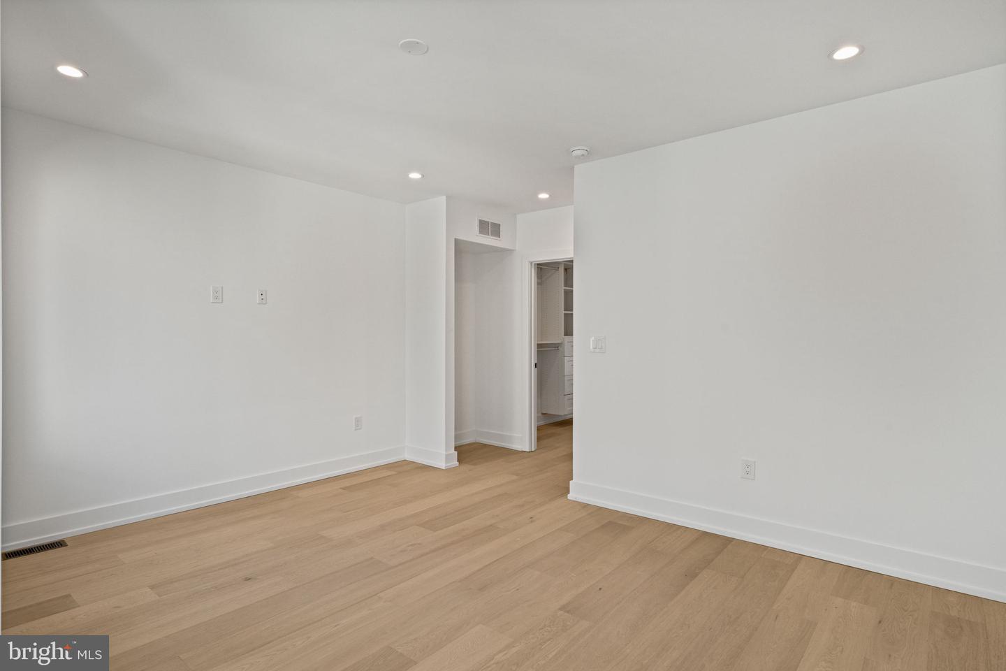 706 Latona St #i Property Photo 14