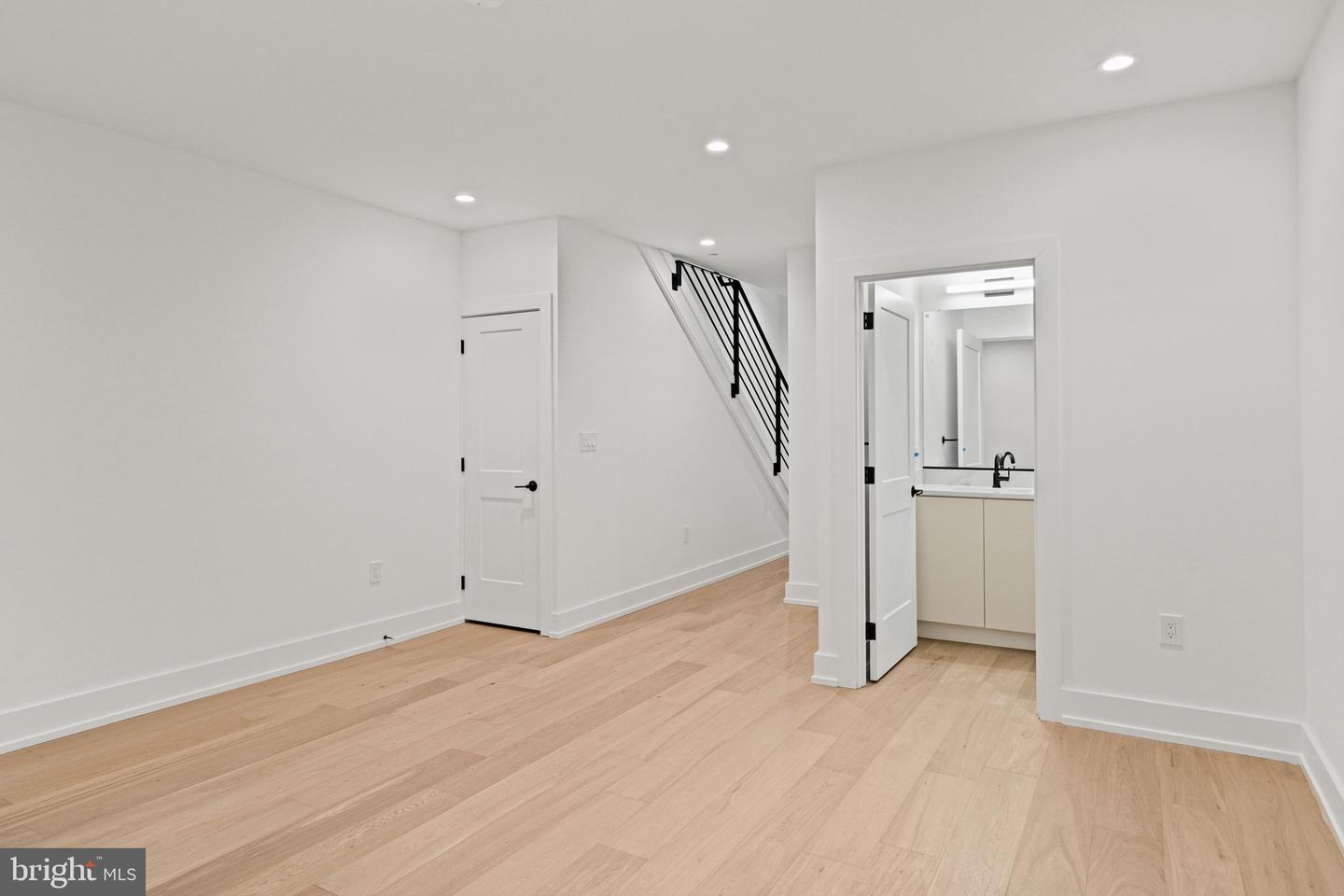 706 Latona St #i Property Photo 15
