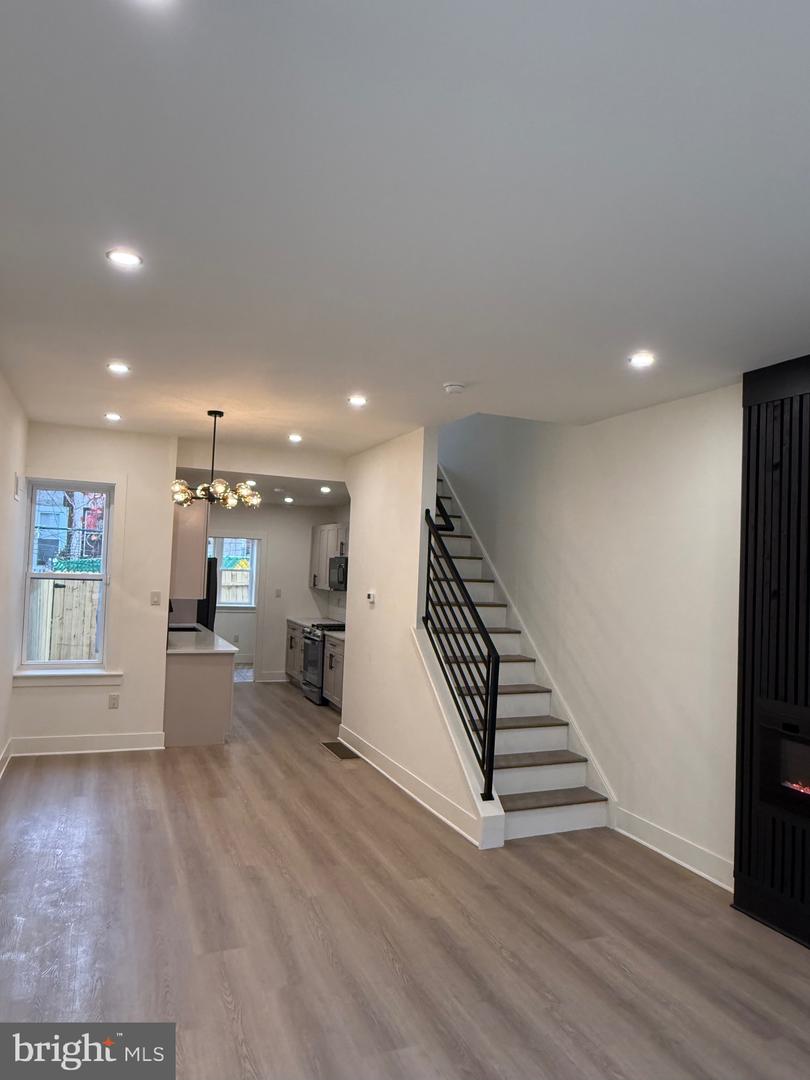 1329 N Dover St Property Photo 4