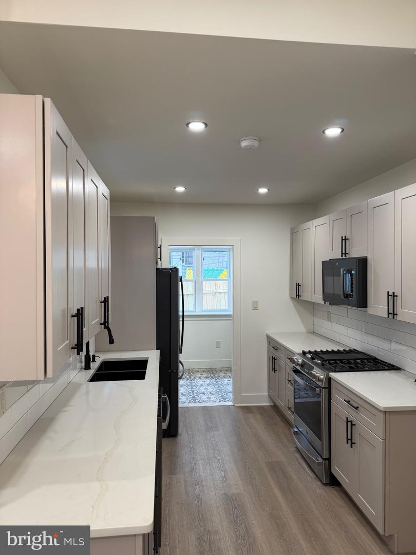 1329 N Dover St Property Photo 7
