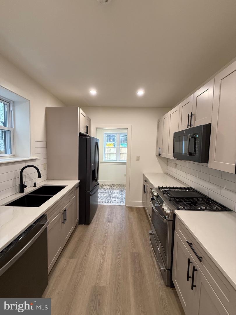 1329 N Dover St Property Photo 8