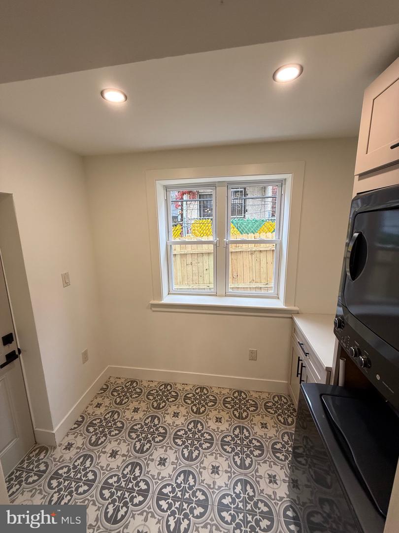 1329 N Dover St Property Photo 10