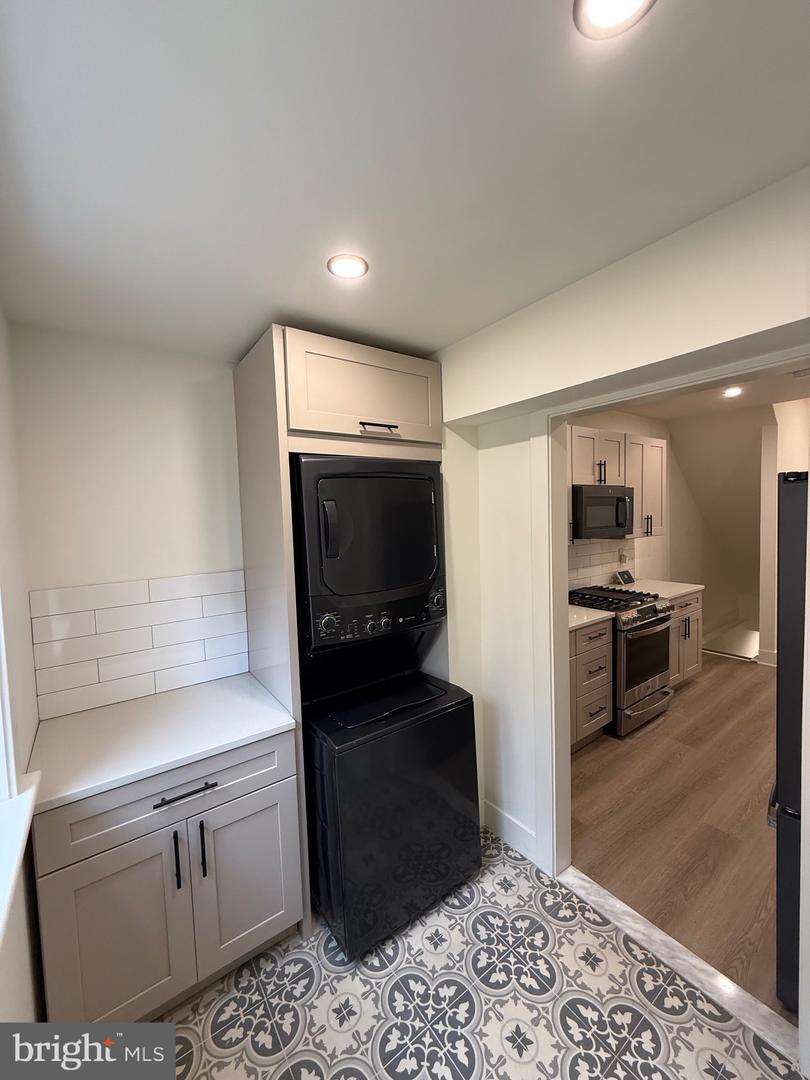 1329 N Dover St Property Photo 11