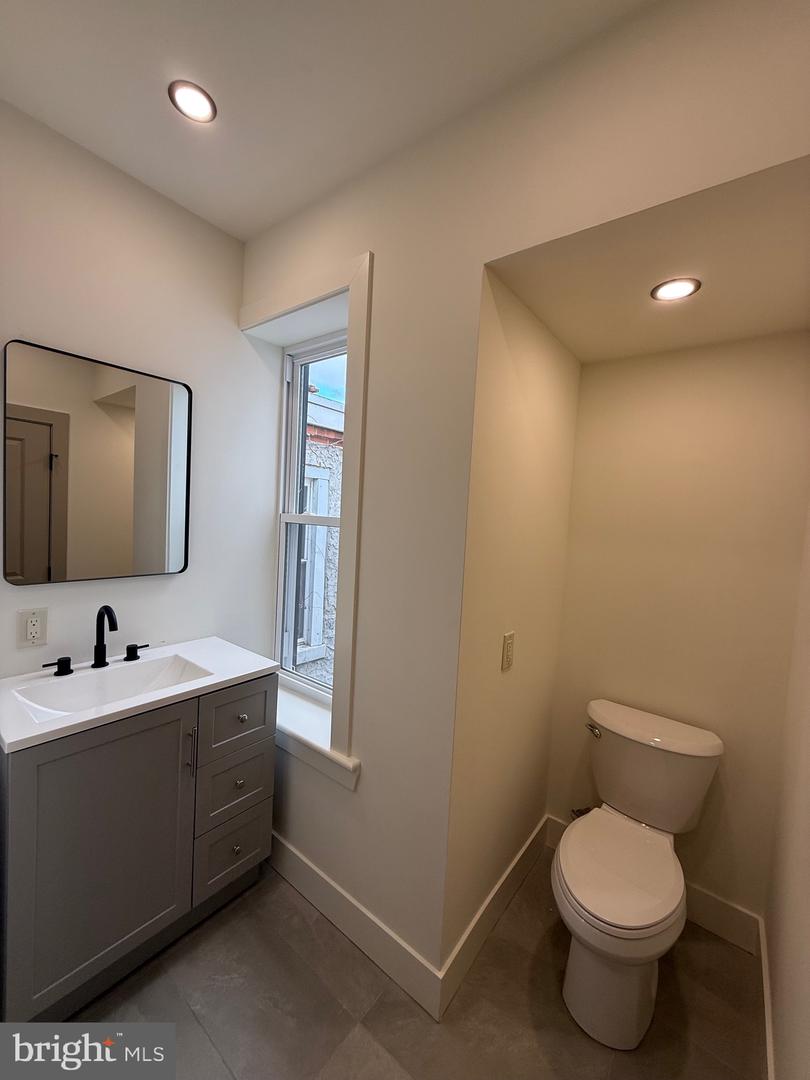 1329 N Dover St Property Photo 15