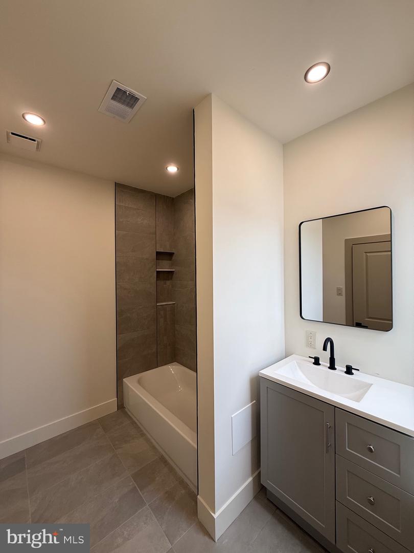 1329 N Dover St Property Photo 16