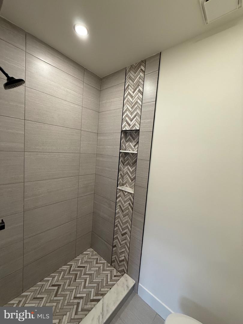 1329 N Dover St Property Photo 20
