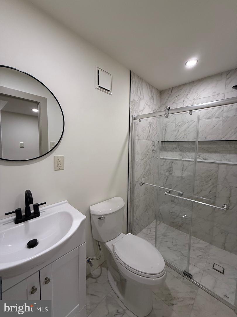 1329 N Dover St Property Photo 24